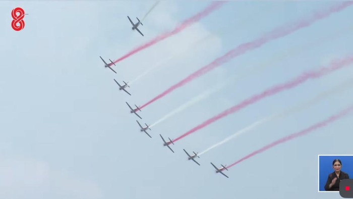 Atraksi pesawat tempur dan helikopter TNI Polri saat HUT ke-81 RI di langit Istana Negara, Jakarta, Senin (17/8/2026).