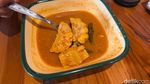 Ngeunah Pisan! Ayam Goreng Basah Khas Bandung dengan 4 Sambal Refill