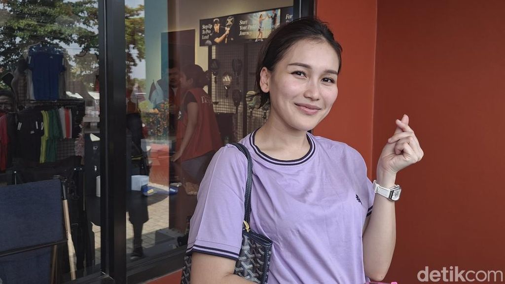 Kelas! Ayu Ting Ting Gelar Lomba 17-an Padel demi Umi Kalsum