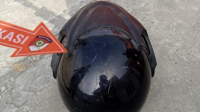 Barang bukti berupa helm yang diamankan polisi dalam kasus duel maut paman vs keponakan di Rembang, Minggu (17/8/2026).
