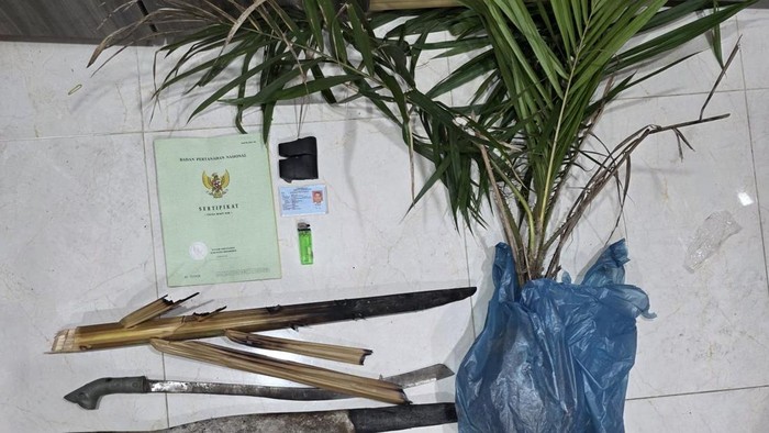 Barang bukti disita dari kasus karhutla di Bengkalis, Riau.
