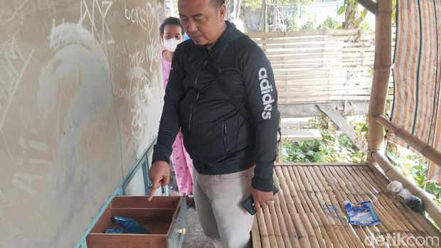 Bayi yang ditemukan dalam laci rombong bakso hingga gegerkan warga Tongas, Probolinggo. Bayi yang ditemukan dalam laci rombong bakso hingga gegerkan warga Tongas, Probolinggo.