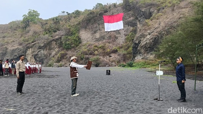 Bendera 20x15 Meter Berkibar di Tebing Pantai Dampar Lumajang