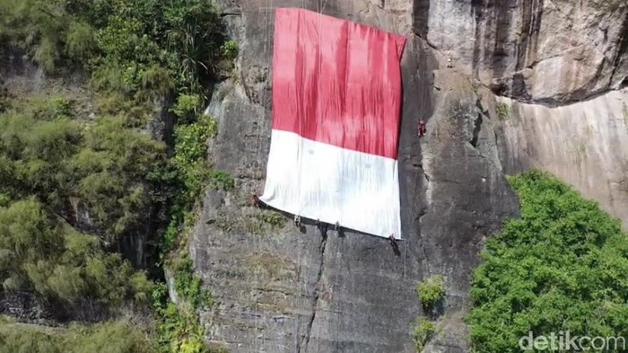 Bendera berkibar di tebing Lembah Harau, Sumbar (Jeka Kampai/detikSumut)