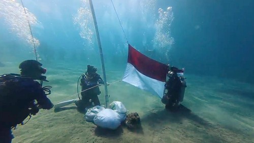Penyelam di NTB ketika mengibarkan bendera di bawah laut Pulau Moyo, Sumbawa. Senin (17/8/2026). foto (Dok. Kapela NTB)