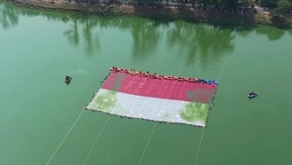 Pengibaran Bendera Tak Biasa Saat HUT RI: Di Lahan Karhutla hingga Danau