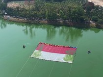 Pengibaran Bendera Tak Biasa Saat HUT RI: Di Lahan Karhutla hingga Danau