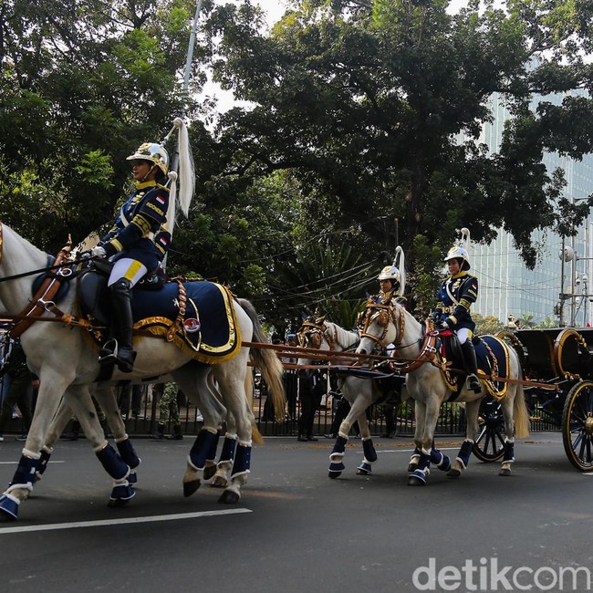 Bendera Pusaka dan Teks Proklamasi Diarak Naik Kereta Kencana ke Istana