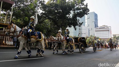 Bendera Pusaka dan Teks Proklamasi Diarak Naik Kereta Kencana ke Istana
