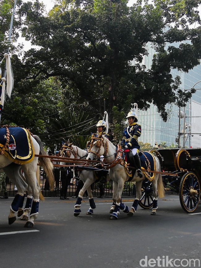 Bendera Pusaka dan Teks Proklamasi Diarak Naik Kereta Kencana ke Istana