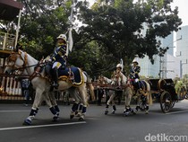 Bendera Pusaka dan Teks Proklamasi Diarak Naik Kereta Kencana ke Istana