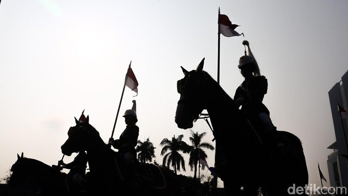 Rombongan kirab Bendera Pusaka dan Teks Proklamasi berangkat dari Monumen Nasional (Monas) menuju Istana Negara, Jakarta, Senin (17/8/2026).

Kirab tersebut menjadi bagian dari rangkaian peringatan HUT ke-81 Kemerdekaan Republik Indonesia yang digelar di Istana Negara.