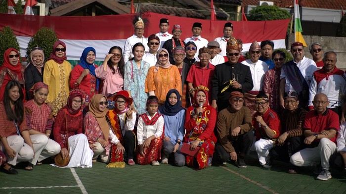 Berbalut Pakaian Adat, Warga Bumi Indraprasta II Khidmat Gelar Upacara HUT RI