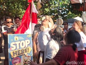 Momen Sejumlah Bule Ramaikan Perlombaan 17-an di Pantai Legian Bali