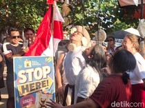 Momen Sejumlah Bule Ramaikan Perlombaan 17-an di Pantai Legian Bali