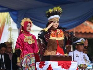 Memukaunya Bupati Brebes Kenakan Baju Adat Papua Saat Pimpin Upacara HUT ke-81 RI