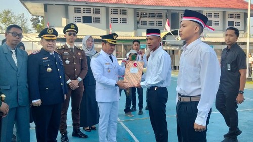 Bupati Dompu, Bambang Firdaus memberikan surat keterangan remisi pada Napi di Lapas Kelas IIB Senin (17/8/2026). (Dok Istimewa)
