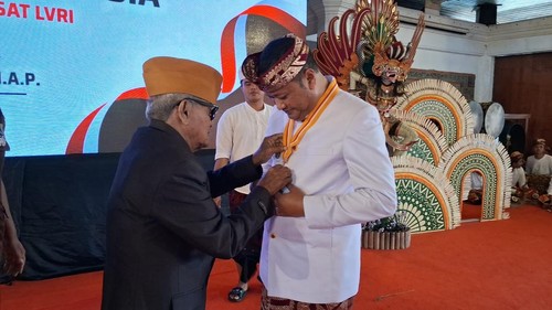 Bupati Gianyar I Made Mahayastra menerima penghargaan Bintang LVRI di Balai Budaya Gianyar, Senin (17/8/2026). (Dok Pemkab Gianyar)