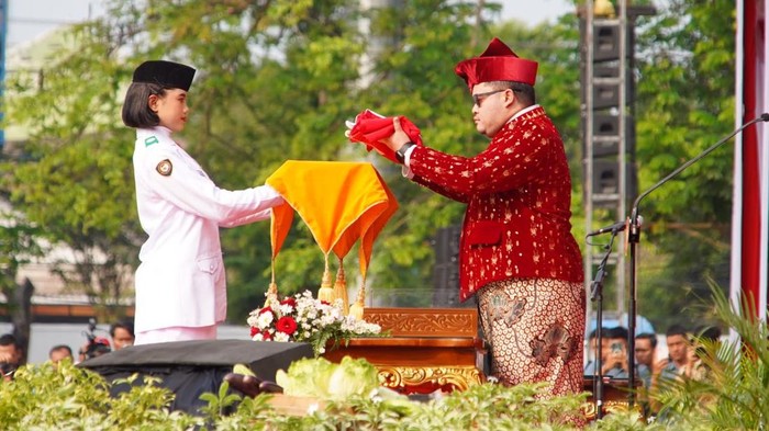 Bupati Kediri Hanindhito Himawan Pramana saat menjadi inspektur upacara HUT Ke-81 Kemerdekaan RI di Stadion Canda Bhirawa, Pare.