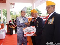 Pemkab Lamongan Serahkan Tali Asih kepada Veteran di HUT ke-81 RI
