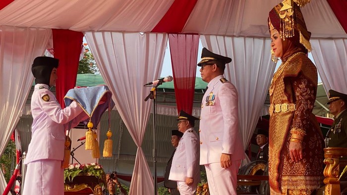 Bupati OKU Teddy Meilwansyah bertindak sebagai inspektur upacara