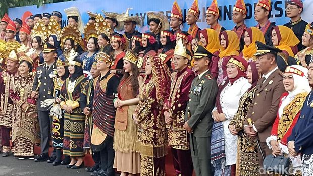 Bupati Trenggalek memakai baju adat Suku Asmat Bupati Trenggalek memakai baju adat Suku Asmat