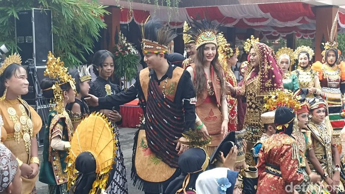 Bupati Trenggalek memakai baju adat Suku Asmat