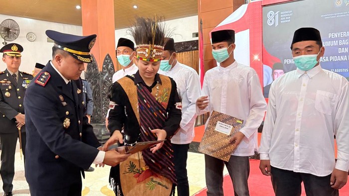 Bupati Trenggalek memberikan remisi kepada ratusan narapidana. Enam di antaranya langsung bebas.