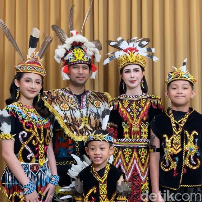 Keanggunan Arumi Bachsin dengan Busana Adat Dayak Kenyah di Grahadi