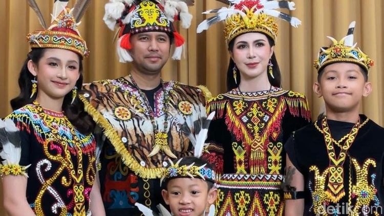 Saat Arumi Bachsin Berbusana Adat Dayak Kenyah