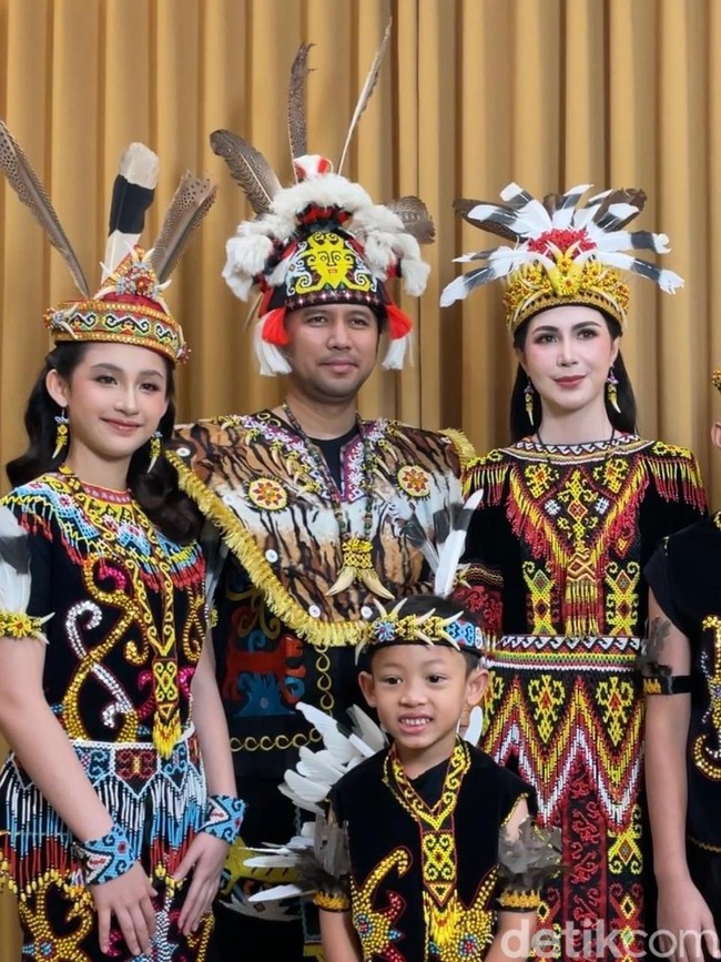 Keanggunan Arumi Bachsin dengan Busana Adat Dayak Kenyah di Grahadi
