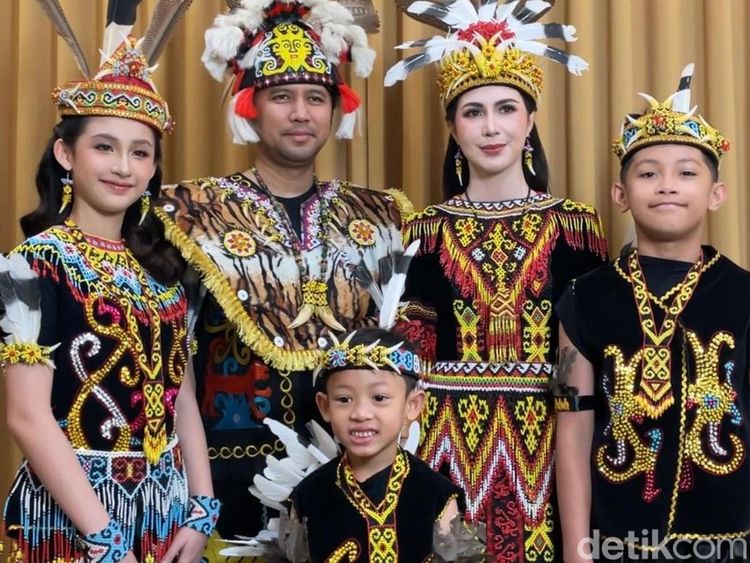 Keanggunan Arumi Bachsin dengan Busana Adat Dayak Kenyah di Grahadi