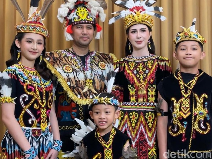 Arumi Bachsin tampil dengan busana adat Dayak Kenyah Kalimantan Timur saat Upacara HUT Ke-81 RI di Gedung Negara Grahadi.