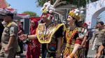 Saat Arumi Bachsin Berbusana Adat Dayak Kenyah