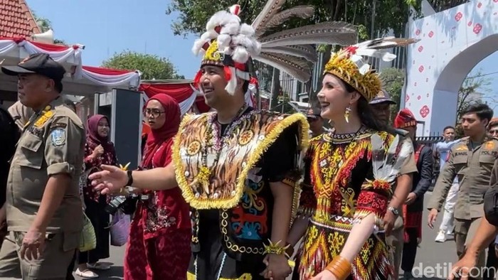 Arumi Bachsin tampil dengan busana adat Dayak Kenyah Kalimantan Timur saat Upacara HUT Ke-81 RI di Gedung Negara Grahadi.