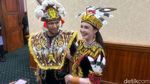 Saat Arumi Bachsin Berbusana Adat Dayak Kenyah
