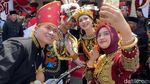 Saat Arumi Bachsin Berbusana Adat Dayak Kenyah