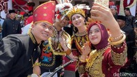 Arumi mengaku telah lama berkeinginan mengenakan pakaian adat Dayak. Momen peringatan Hari Kemerdekaan menjadi kesempatan baginya untuk mewujudkan keinginan tersebut.