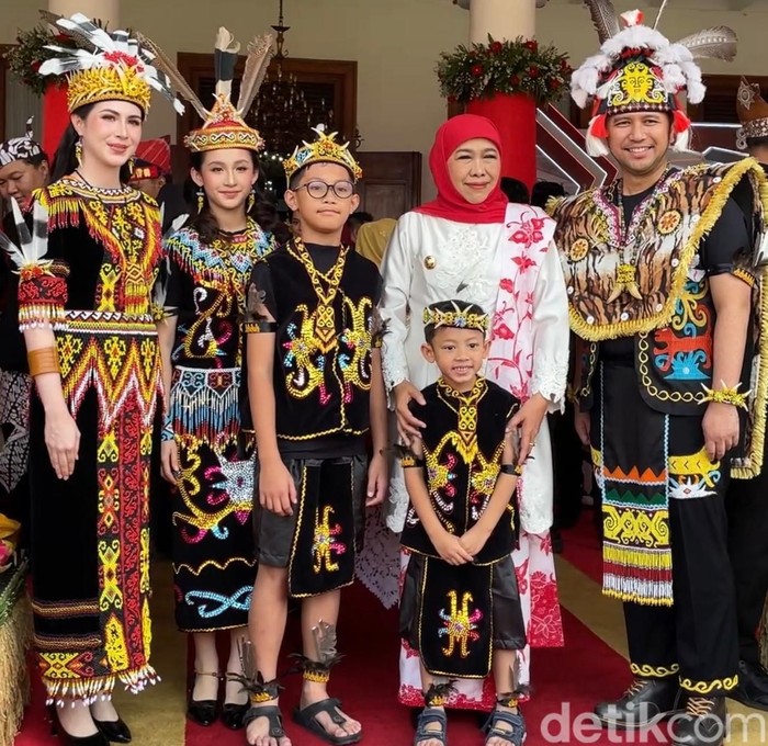 Arumi Bachsin tampil dengan busana adat Dayak Kenyah Kalimantan Timur saat Upacara HUT Ke-81 RI di Gedung Negara Grahadi.