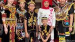 Saat Arumi Bachsin Berbusana Adat Dayak Kenyah