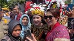 Saat Arumi Bachsin Berbusana Adat Dayak Kenyah