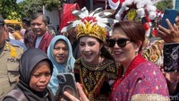 Penampilan Arumi mencuri perhatian karena tampil berbeda dibandingkan tahun-tahun sebelumnya. Ia memilih mengeksplorasi kekayaan budaya Nusantara melalui pakaian adat Dayak.