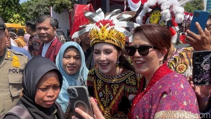 Arumi Bachsin tampil dengan busana adat Dayak Kenyah Kalimantan Timur saat Upacara HUT Ke-81 RI di Gedung Negara Grahadi.