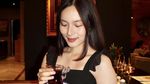 Cantiknya Shanna Shannon saat Ngeteh hingga Menikmati Aneka Dessert Manis