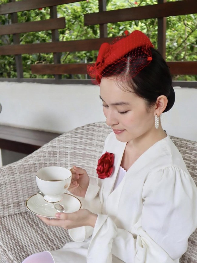 Cantiknya Shanna Shannon saat Ngeteh hingga Menikmati Aneka Dessert Manis
