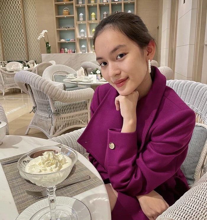 Cantiknya Shanna Shannon saat Ngeteh hingga Menikmati Aneka Dessert Manis