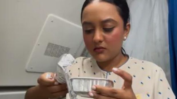 Cara pramugari makan di pesawat Cara pramugari makan di pesawat
