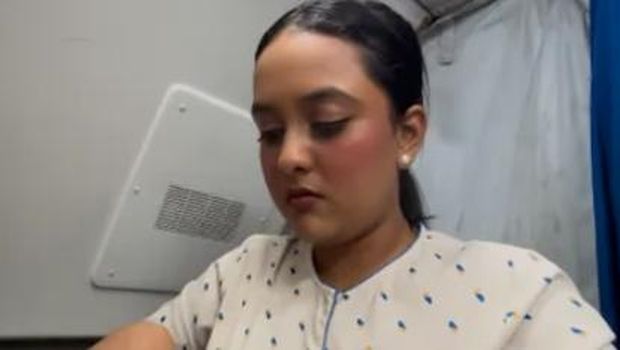 Cara pramugari makan di pesawat Cara pramugari makan di pesawat