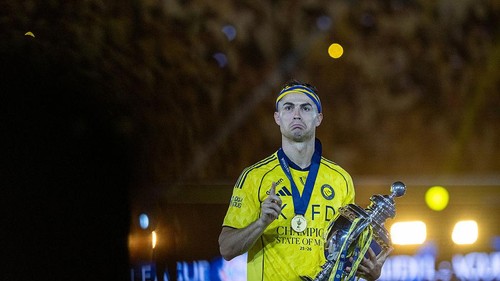 RIYADH, SAUDI ARABIA - MAY 21: Ronaldo of Al-Nassr is presented the championship trophy after defeating Damac 4-1 in the Saudi Pro League at King Saud University Stadium in Riyadh, Saudi Arabia, on May 21, 2026. (Photo by Mohammed Saad/Anadolu via Getty Images)
