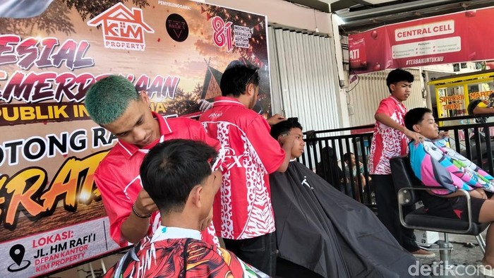 Cukur gratis dalam rangka HUT RI di Kotawaringin Barat